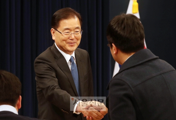 대북특사인 정의용 청와대 안보실장이 5일 청와대 춘추관에서 출국 인사말을 한뒤 기자들과 악수를 하고 있다. 안주영 기자 jya@seoul.co.kr