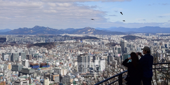봄맞이 대청소 끝낸 서울 하늘