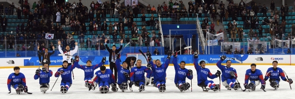 한국 장애인 아이스하키 대표팀 선수들이 11일 강릉하키센터에서 열린 평창동계패럴림픽 체코와의 조별리그 2차전을 3-2 극적인 승리로 마무리한 뒤 관중들에게 손을 들어 답례하고 있다. 강릉 박윤슬 기자 seul@seoul.co.kr