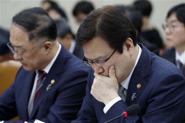 최종구 금융위원장이 13일 서울 여의도 국회에서 열린 정무위원회 전체회의에서 생각에 잠겨 있다. 최 위원장은 이날 회의에서 하나은행 채용 비리 의혹에 대해 “철저하게 조사하겠다”고 밝혔다. 뉴스1