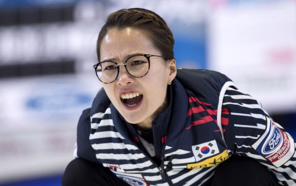 여자 컬링 대표팀의 스킵 김은정이 24일(한국시간) 스코틀랜드와의 세계여자컬링선수권 예선 마지막 경기 도중 스위핑을 소리질러 지시하고 있다. 노스베이 AP 연합뉴스 