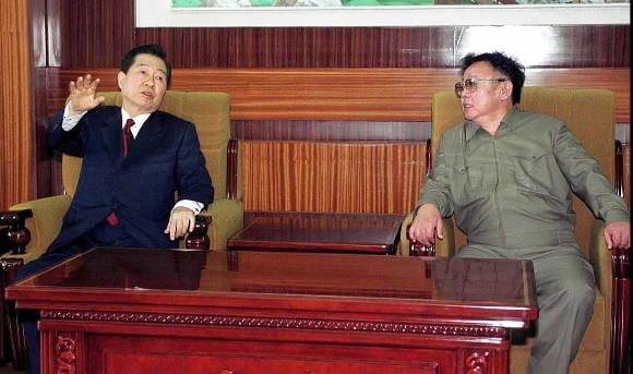 북한을 방문한 김대중 전 대통령이 2000년 6월 13일 숙소인 백화원 영빈관에서 김정일 국방위원장과 나란히 앉아 환담을 나누고 있다. 서울신문 DB