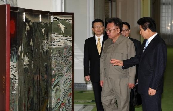노무현 전 대통령이 2007년 10월 3일 백화원 영빈관에서 김정일 위원장에게 선물한 통영 나전칠기로 만든 12장생도 병풍에 대해 설명하고 있다. 서울신문 DB