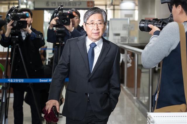CJ 이미경 부회장 퇴진 강요 혐의를 받고 있는 조원동 전 청와대 경제수석이 6일 서울 서초구 중앙지법에서 열린 강요미수 선고공판에 출석하고 있다. 뉴스1
