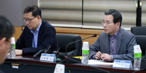 8일 서울 세종대로 정부서울청사에서 열린 삼성증권 배당 착오에 따른 ‘유령주식’ 거래 관련 관계기관 회의에서 김용범(오른쪽) 금융위원회 부위원장이 모두발언을 하고 있다. 연합뉴스