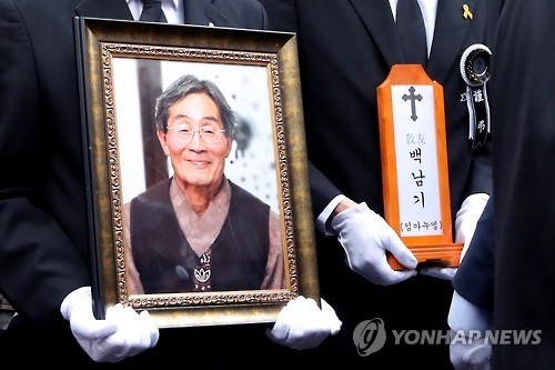 2016년 11월 5일 오전 서울 종로구 서울대학교병원 장례식장에서 열린 고 백남기 농민의 발인 모습. [연합뉴스 자료사진]