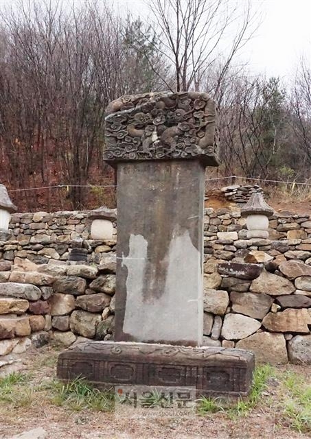 제월당 대사비. 충남 홍성에서 배로 실어온 돌로 만들었다.