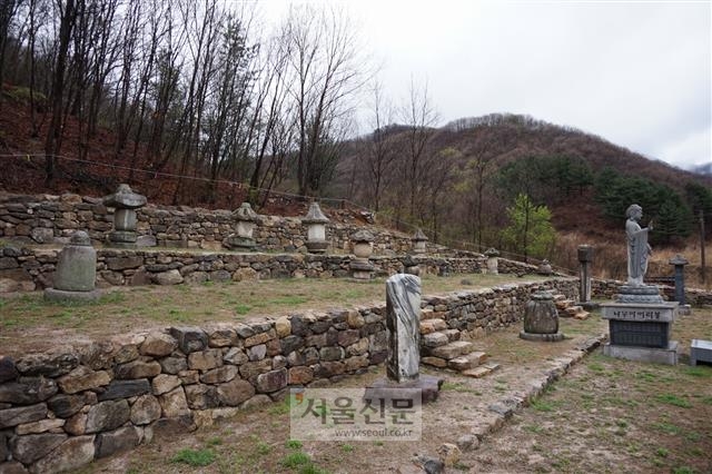 경기 연천의 옛 심원사 부도밭. 절 동쪽에 흩어져 있던 부도와 비석을 서쪽에 한데 모았다.