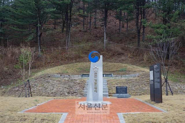 부도밭 옆의 연천 항일의병비. 을사늑약 체결 이후 800명 남짓한 의병이 심원사를 중심으로 항일투쟁을 벌였고, 일제가 이들을 공격하면서 절도 모두 불탔다고 한다.
