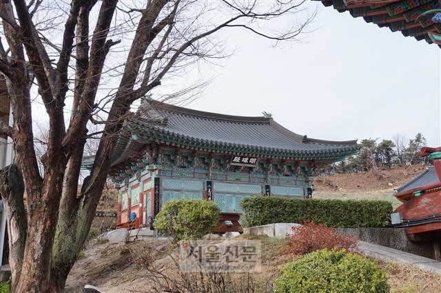 연천 심원사 터가 6·25전쟁 이후 민간인출입통제지역이 되면서 철원 동송읍에 세워진 심원사의 큰법당 명주전.
