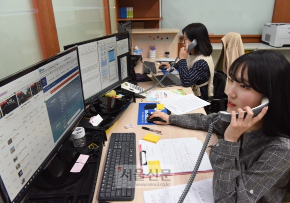 지난 20일 본지 윤수경(왼쪽) 기자가 서울시 무장애 관광지원센터에서 전담 직원과 함께 무장애 관광정보 전화 문의에 대해 답변을 하고 있다. 최해국 선임기자 seaworld@seoul.co.kr