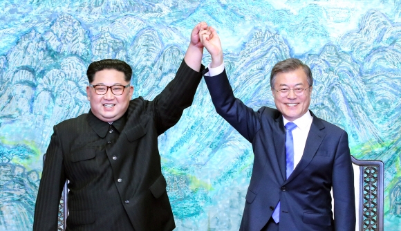 판문점 선언 서명 후 손 맞잡은 문재인-김정은