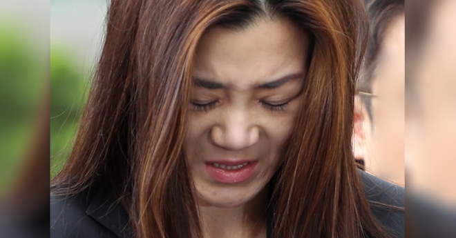 울먹이는 조현민 ’물벼락 갑질’ 논란 조현민 전 대한항공 광고담당 전무가 1일 오전 강서경찰서에 출석하고 있다. 경찰은 폭행과 위력에 의한 업무방해 등의 혐의로 조 전 전무를 조사한다.  연합뉴스