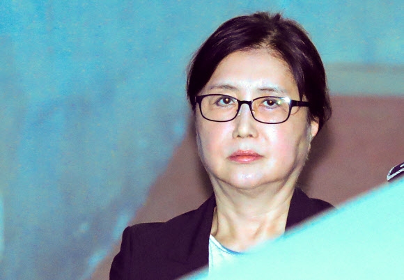 여전히 매서운 눈빛