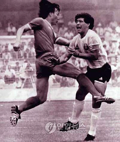1986년 멕시코월드컵에서 마라도나에게 거친 태클을 가하는 허정무의 모습. [서울신문 DB]