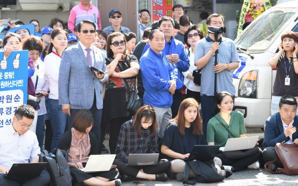 지방선거 유세가 본격적으로 시작된 31일 서울 중랑구 면목역 네거리에서 더불어민주당 출정식이 열렸다. 2018.5.31 김명국 선임기자 daunso@seoul.co.kr