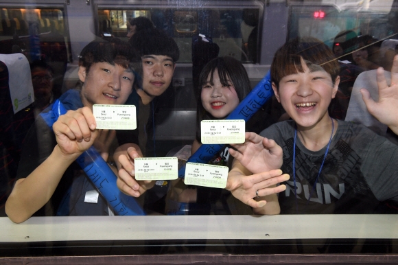 3일 서울 용산구 서울역 대합실 특별 매표소에서 늦봄 문익환 목사 탄생 100주년을 맞이해 열린 평양행 특별열차판매 행사에서 티켓을 구매한 시민들이 티켓을 보여주고 있다. 2018.6.3 정연호 기자 tpgod@seoul.co.kr