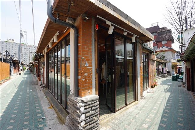 익선동 한옥. 왼쪽 골목 끝 높은 건물은 기생집 오진암을 헐고 새로 지은 호텔건물이다. 1920년대 한옥의 개발자 정세권이 북촌보다 먼저 지은 한옥이 100여채 남아 있다.