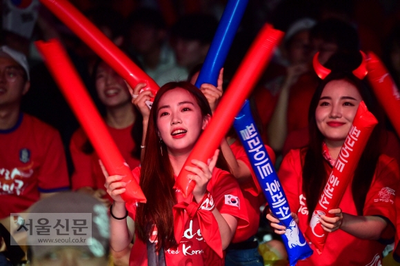 2018러시아 월드컵 대한민국과 스웨덴의 경기가 열린 18일 서울 시청광장에서 시민들이 응원을 하고 있다. 2018. 6. 18 정연호 기자 tpgod@seoul.co.kr