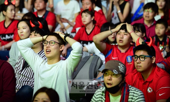 2018 러시아월드컵 대한민국 대 스웨덴 경기가 열린 18일 오후 서울 광화문광장에서 시민이 스웨덴의 선제골에 아쉬워하고 있다. 2018. 6. 18 정연호 기자 tpgod@seoul.co.kr