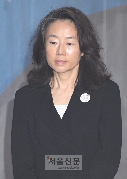 보수단체 부당지원 등 ‘화이트리스트’ 작성 의혹을 받고 있는 조윤선 전 문화체육관광부 장관이 20일 서울 서초구 서울중앙지방법원에서 열린 직권남용 권리행사방해 등 10회 공판에 출석하고 있다. 2018. 6. 20. 박윤슬 기자 seul@seoul.co.kr