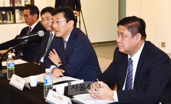 윤순구(왼쪽 세 번째) 외교부 차관보가 25일 서울 한·아세안센터 간담회에 참석한 아세안 대표부 주재 10개국 상주 대사들을 대상으로 우리 정부의 신남방정책에 대해 설명하고 있다. 왼쪽부터 탄흥승 주아세안 싱가포르 대사, 이혁 한·아세안센터 사무총장, 윤 차관보, 에카팝 판타웡 주아세안 라오스 대사. 안주영 기자 jya@seoul.co.kr