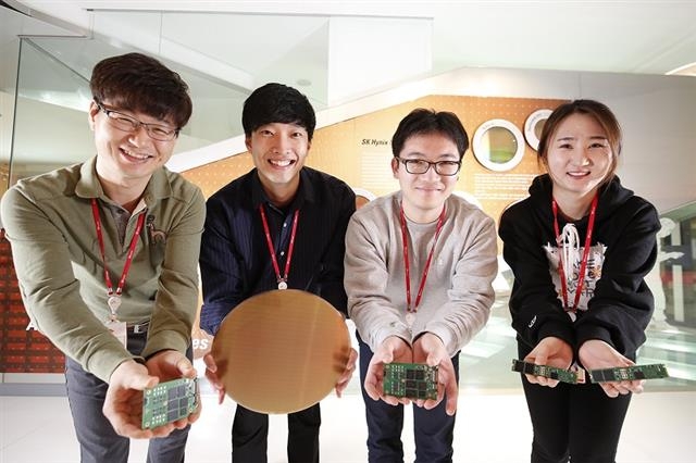 SK하이닉스 제품 개발자들이 웨이퍼와 솔리드스테이트드라이브(SSD)를 들고 있다. SK그룹 제공