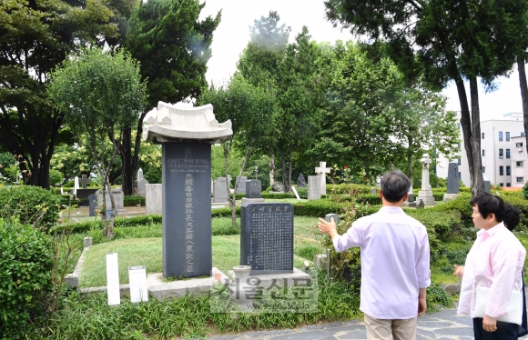 지난 6일 서울 합정동 양화진외국인선교사묘원을 찾은 참배객들이 대한매일신보 설립자 어니스트 토머스 베델의 묘지를 살펴보고 있다. 김명국 선임기자 daunso@seoul.co.kr