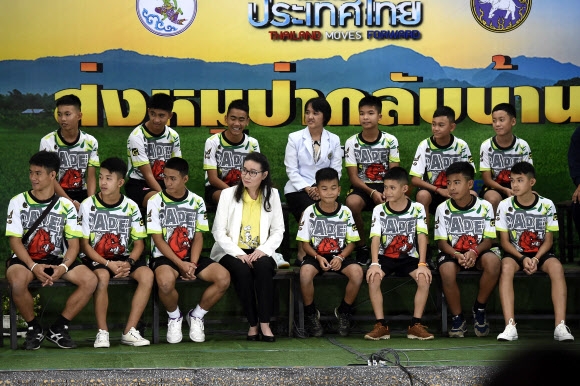 태국 치앙라이 탐루엉동굴에 갇혔다가 기적적으로 생환한 유소년 축구팀 선수들과 코치가 18일 치앙라이에서 의료진이 참석한 가운데 기자들의 질문에 답하고 있다. 2018.7.18 치앙라이 AFP 연합뉴스