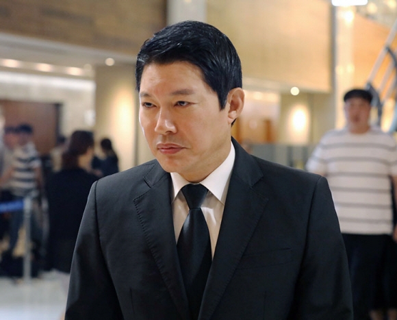 공화당 신동욱 총재가 24일 오후 서울 서대문구 신촌 세브란스병원 장례식장에 마련된 고 노회찬 정의당 원내대표의 빈소에 들어서고 있다. 2018. 7. 24 사진공동취재단