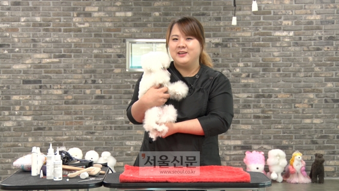 서울종합예술실용학교 서영교 교수가 자신의 애견과 포즈를 취하고 있는 모습 서울종합예술실용학교 서영교 교수가 자신의 애견과 포즈를 취하고 있는 모습