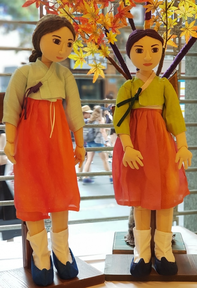 전시 준비 중인 헝겊인형들.
