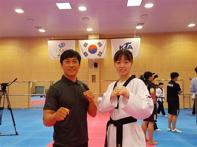 태권도 여자 49㎏급에 출전하는 강보라(오른쪽)와 아버지 강호동씨가 주먹을 쥐어 보이고 있다.