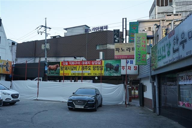 경성의 3대 극장으로 이름을 날렸던 우미관의 옛터. 1959년 화재로 관철동에서 화신백화점 뒤로 옮겨온 우미관은 재개봉관과 술집을 전전하다가 지금은 우미관 주차장으로 둔갑했다.