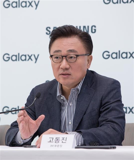 고동진 삼성전자 인터넷모바일(IM) 부문장(대표이사 사장)이 지난 10일(현지시간) 미국 뉴욕에서 열린 갤럭시노트9 출시 간담회에서 기자들의 질문에 답변하고 있다. 삼성전자 제공