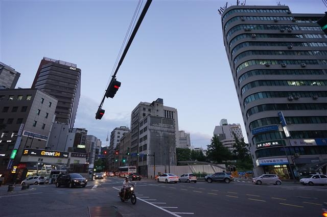 최고급 맞춤 양복점이 즐비했던 소공로의 쇠락한 거리풍경. 오른쪽 공터는 호텔이 들어설 예정인 대한제국 시절 영빈관인 대관정 터.