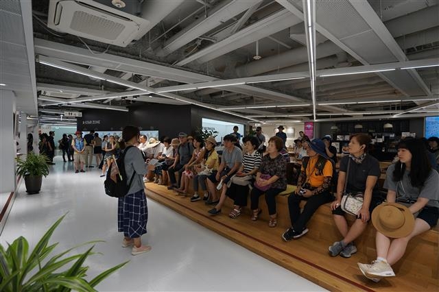 구보의 집터였던 다옥정 7번지에 세워진 한국관광공사 서울센터 2층에서 참가자들이 해설을 듣고 있다.