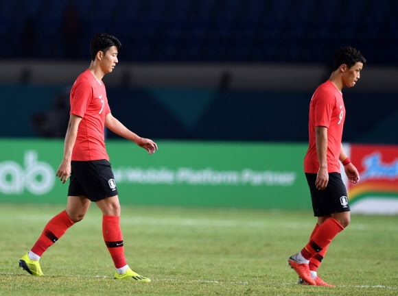 지난 17일 인도네시아 반둥시 자락 하루팟 스타디움에서 열린 아시안게임 남자축구 E조 2차전 말레이시아와의 경기에서 한국이 1-2로 충격패를 당한 뒤 손흥민(왼쪽)과 황희찬이 침울한 표정으로 경기장을 빠져나가고 있다. 반둥 최승섭 기자 thunder@sportsseoul.com