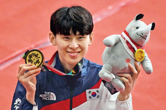 태권도 남자 경량급 세계 최강 김태훈이 20일 자카르타·팔렘방아시안게임 겨루기 58㎏급에서 대회 2연패를 일궈낸 뒤 메달을 들어보이며 환한 표정을 짓고 있다. 자카르타 박윤슬 기자 seul@seoul.co.kr