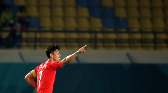 U23(23세 이하) 축구대표팀의 와일드카드 손흥민이 20일 인도네시아 반둥의 시잘락하루팟 스타디움에서 열린 키르기스스탄과의 자카르타·팔렘방아시안게임 축구 조별리그 E조 최종전 후반 18분 결승골을 넣은 뒤 관중의 환호에 답하며 그라운드를 내달리고 있다. 반둥 연합뉴스