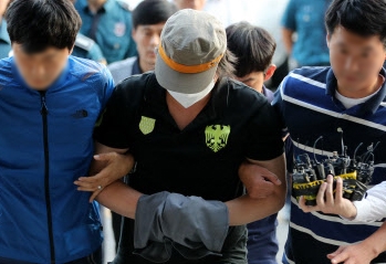과천 서울대공원 토막살인범 변씨가 지난 21일 서해한고속도로 서산휴게소에서 검거돼, 경찰서로 압송되고 있다. 연합뉴스