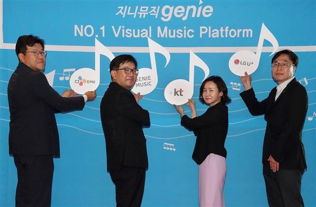 정형진(왼쪽부터) CJ ENM 음악 콘텐츠 UNIT IP운영담당 상무, 김훈배 지니뮤직 대표이사, 고윤전 KT 미래사업개발단 단장, 이정우 LG유플러스 음악사업부서장이 22일 서울 마포구 누리꿈스퀘어 K-live에서 지니뮤직의 ‘미래형 비주얼 뮤직플랫폼’ 비전 발표 기자간담회를 마친 뒤 기념사진을 찍고 있다. KT 제공