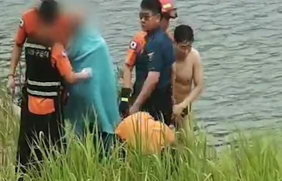 저수지에 뛰어든 50대 남성을 김대환 경사가 100여 미터를 헤엄쳐 들어가 구해냈다. (사진=대구지방경찰청 제공) 저수지에 뛰어든 50대 남성을 김대환 경사가 100여 미터를 헤엄쳐 들어가 구해냈다. (사진=대구지방경찰청 제공)