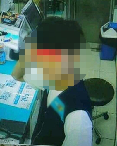 대구 달서구의 한 편의점 아르바이트생이 교통카드 충전과 현금 등 500여 만원을 챙겨 달아났다. 사진은 CCTV에 찍힌 범인의 모습. (사진출처=보배드림) 대구 달서구의 한 편의점 아르바이트생이 교통카드 충전과 현금 등 500여 만원을 챙겨 달아났다. 사진은 CCTV에 찍힌 범인의 모습. (사진출처=보배드림)