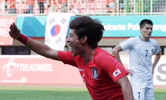 27일 인도네시아 자와바랏주 브카시의 패트리엇 스타디움에서 열린 자카르타·팔렘방아시안게임 남자축구 8강전 한국과 우즈베키스탄 경기에서 전반 4분 첫 골을 성공시킨 황의조(오른쪽)가 환호하고 있다. 이날 한국은 해트트릭에 막판 페널티킥까지 얻어낸 황의조의 활약에 힘입어 우즈베키스탄을 연장 접전 끝에 4-3으로 누르고 4강에 진출했다. 박윤슬 기자 seul@seoul.co.kr