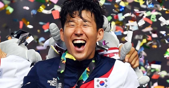1일 오후(현지시간) 인도네시아 자와바랏주 보고르 치비농의 파칸사리 스타디움에서 열린  2018 자카르타?팔렘방 아시안게임 남자축구 결승전 한국과 일본의 경기에서 2-1로 승리하고 우승을 차지한 U-23 대표선수들과 손흥민이 시상대에 올라 환호하고 있다. 2018. 9. 1. 박윤슬 기자 seul@seoul.co.kr