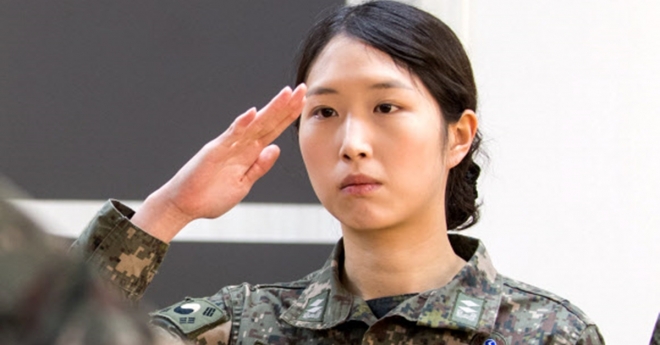 전역신고하는 최민정 중위 최민정 중위가 지난해 11월 소속 부대장인 박동선(준장) 해군인천해역 방어사령관에게 전역 신고를 하고 있다. [해군 제공]