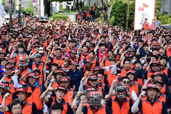 유무선 인터넷 통신업체 SK브로드밴드 자회사인 홈앤서비스 노동자 1400여명이 지난달 31일 서울 중구 SK남산빌딩 앞에서 열린 SK브로드밴드 비정규직 지부 결의대회에서 사측을 향해 “가짜 정규직화를 멈추라”는 구호를 외치고 있다. 정연호 기자 tpgod@seoul.co.kr