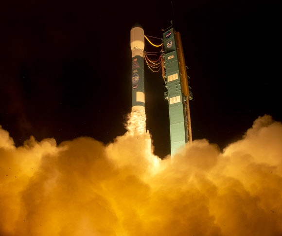 15일(현지시간) 미 캘리포니아주 반덴버그 공군기지에서 미국항공우주국(NASA)이 발사한 위성 ‘아이스샛-2’.캘리포니아 AFP 연합뉴스
