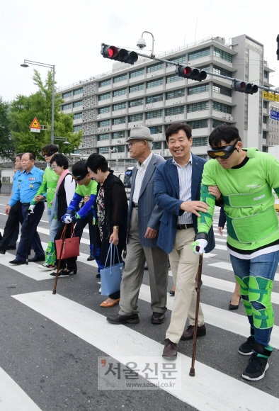 어르신들 횡단보도 걷기 힘드셨겠어요